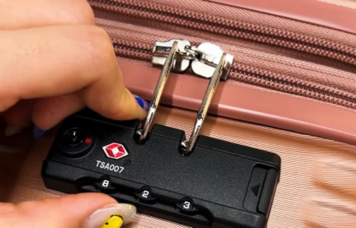 다이얼 모두 홈을 맞춘 상태에서 잠금 타입에 따라 몇 칸씩 이동하기. / 유튜브 '브라이튼 캐리어'