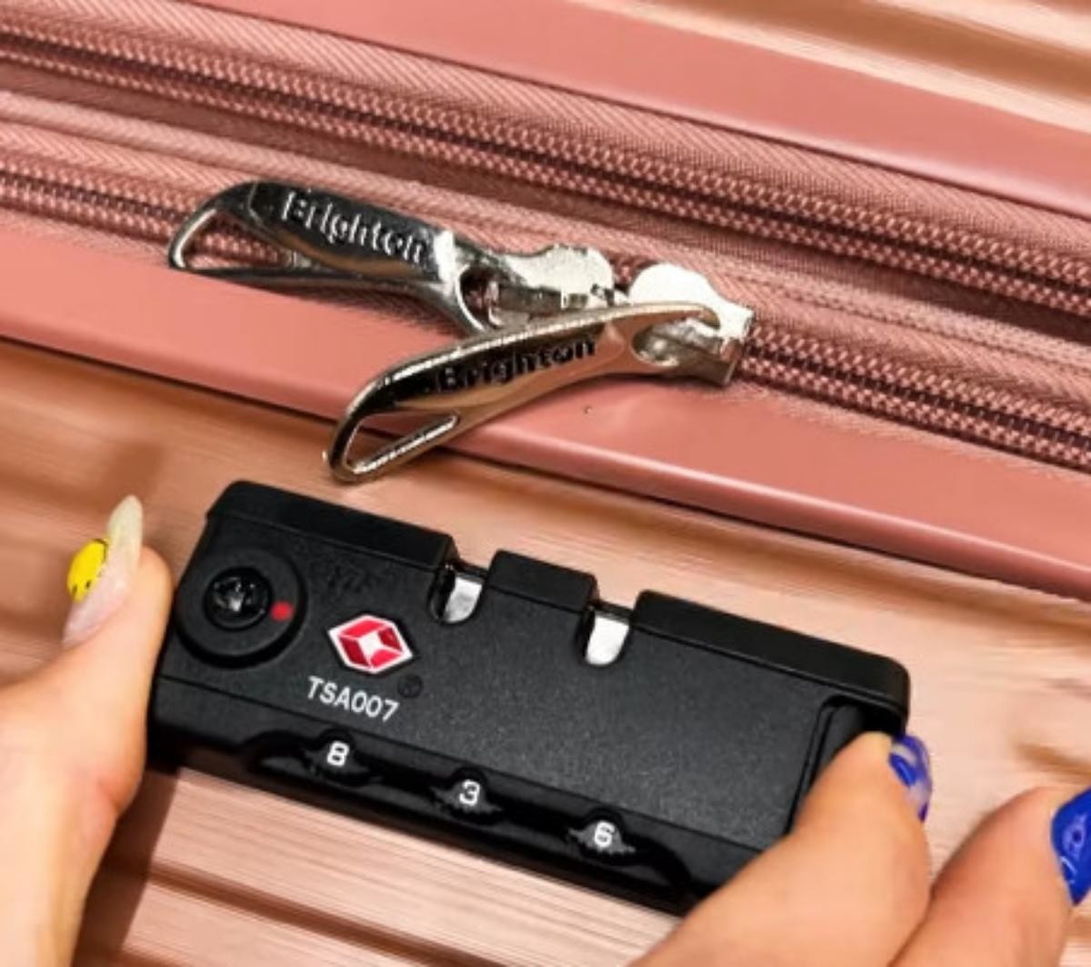 쉽게 풀린 캐리어 잠금장치. / 유튜브 '브라이튼 캐리어'