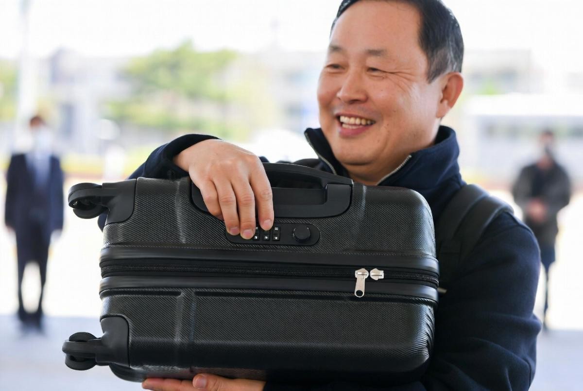 '캐리어 잠금장치 여는 꿀팁은?' 기사 내용 토대로 AI툴 활용해 제작한 자료사진.