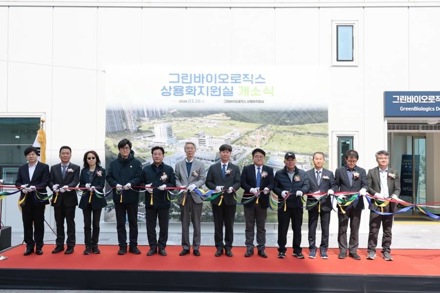포항시는 26일 포항융합기술산업지구에서 ‘동물용 그린바이오의약품 산업화 거점’과 ‘그린바이오 소재 첨단분석시스템(바이오 파운드리)’ 개소식 및 현판식을 개최했다./포항시