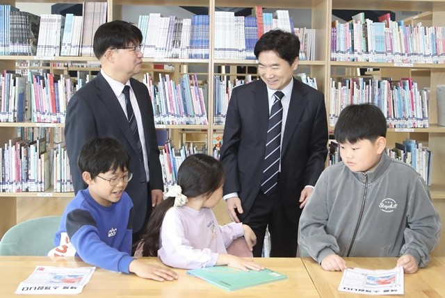 김대중 전라남도교육감이 26일 담양 창평초등학교를 찾아, 학생들의 교육활동을 살펴보고 있다.