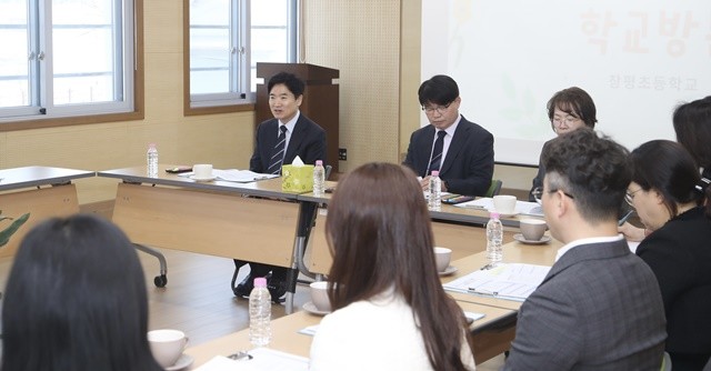 김대중 전라남도교육감과 담양 창평초등학교 교육가족들이 26일 지역사회와 연계한 교육 활성화 방안을 논의하고 있다.