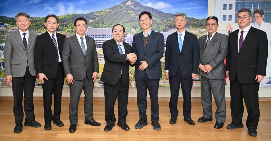 일본 히로시마현의회 나카모토 타카시 의장 등 일한우호의원연맹 소속 의원 6명이 26일 경상북도를 방문했다/경북도