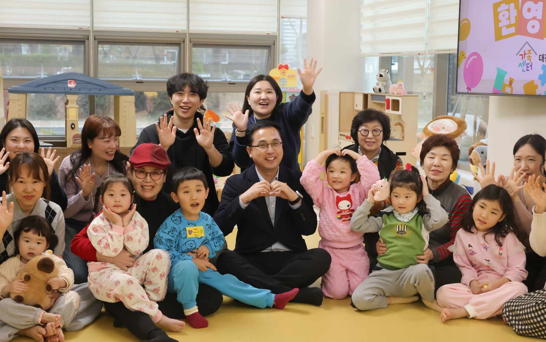 지난 25일 박희조 동구청장(가운데)이 동구통합가족센터 공동육아나눔터를 방문해 기념촬영을 하고 있다 / 사진=대전 동구