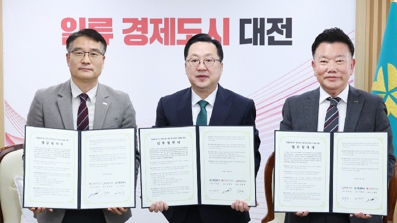 왼쪽부터 한국핵융합에너지연구원 오영국 원장, 이장우 대전시장, 대전테크노파크 김우연 원장