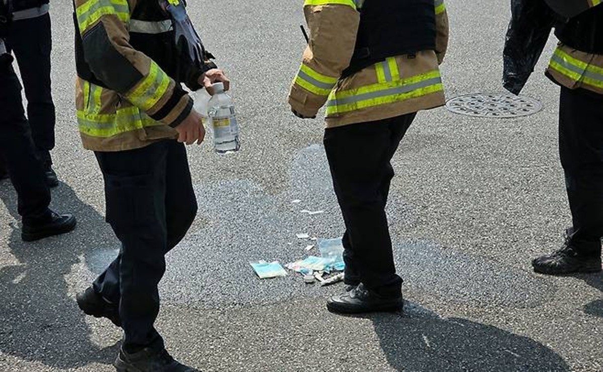 출동한 소방대원들이 분신 현장을 정리하는 모습. / 연합뉴스