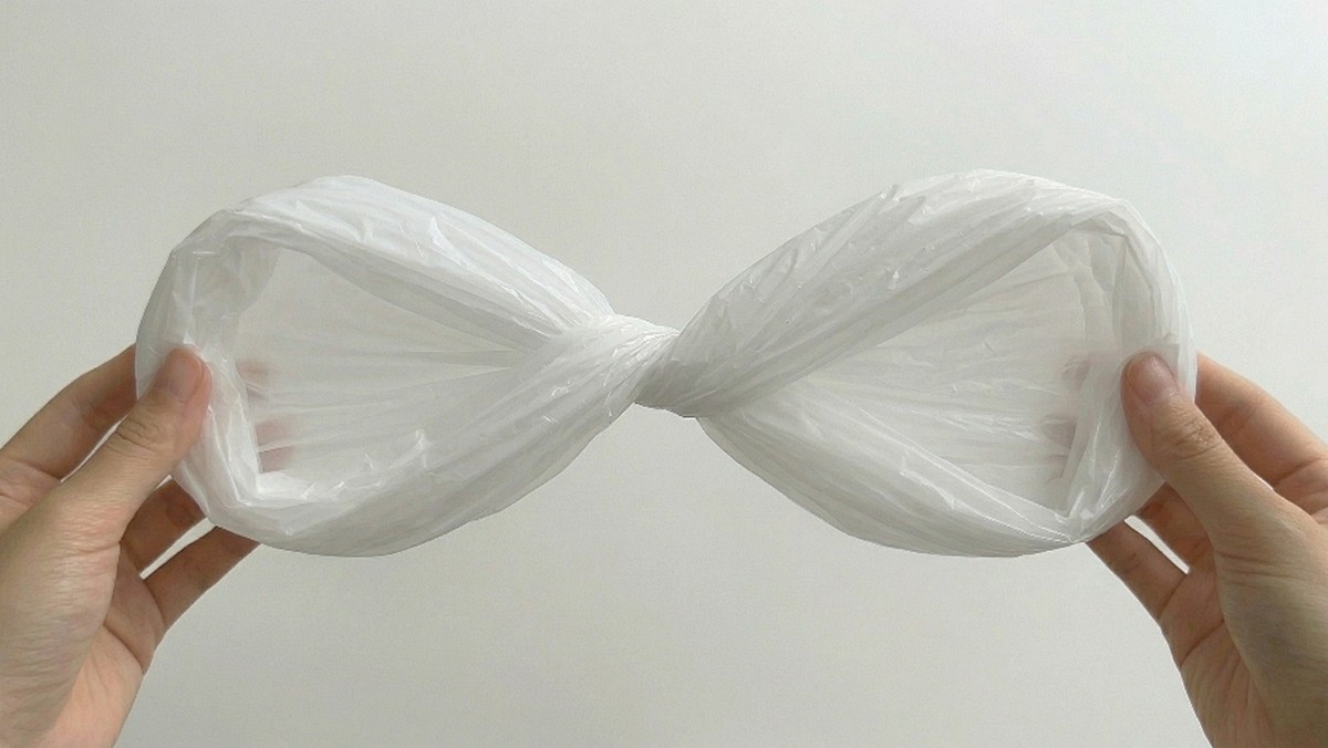 비닐봉지를 8자로 꼬아 뒤집어 활용하는 꿀팁 / AI 생성 이미지