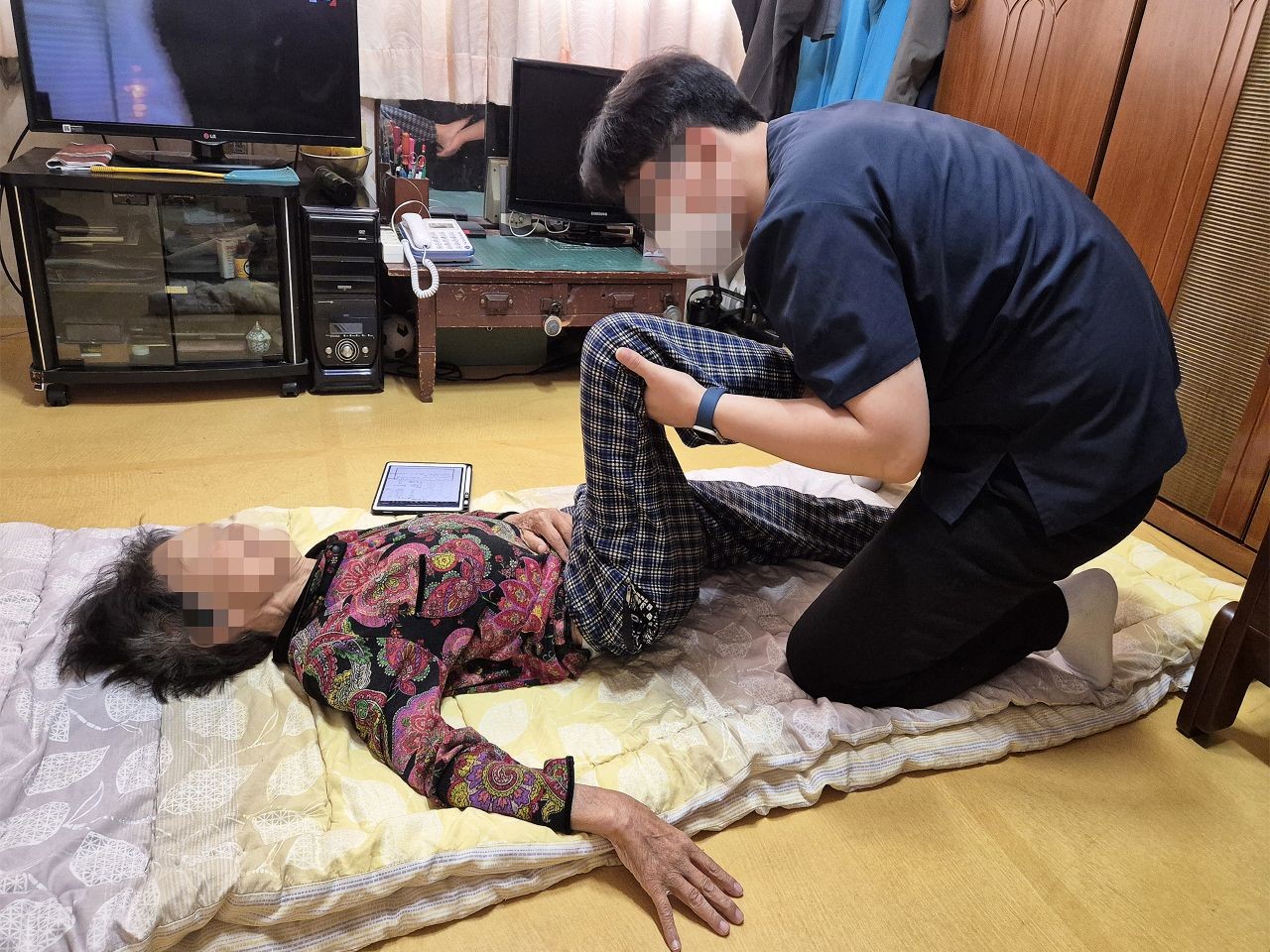 대덕구 맞춤형 방문운동 지원사업에 참여한 물리치료사가 어르신 가정을 방문해 스트레칭을 지도하며 신체 기능 유지를 돕고 있다 / 사진=대전 대덕구