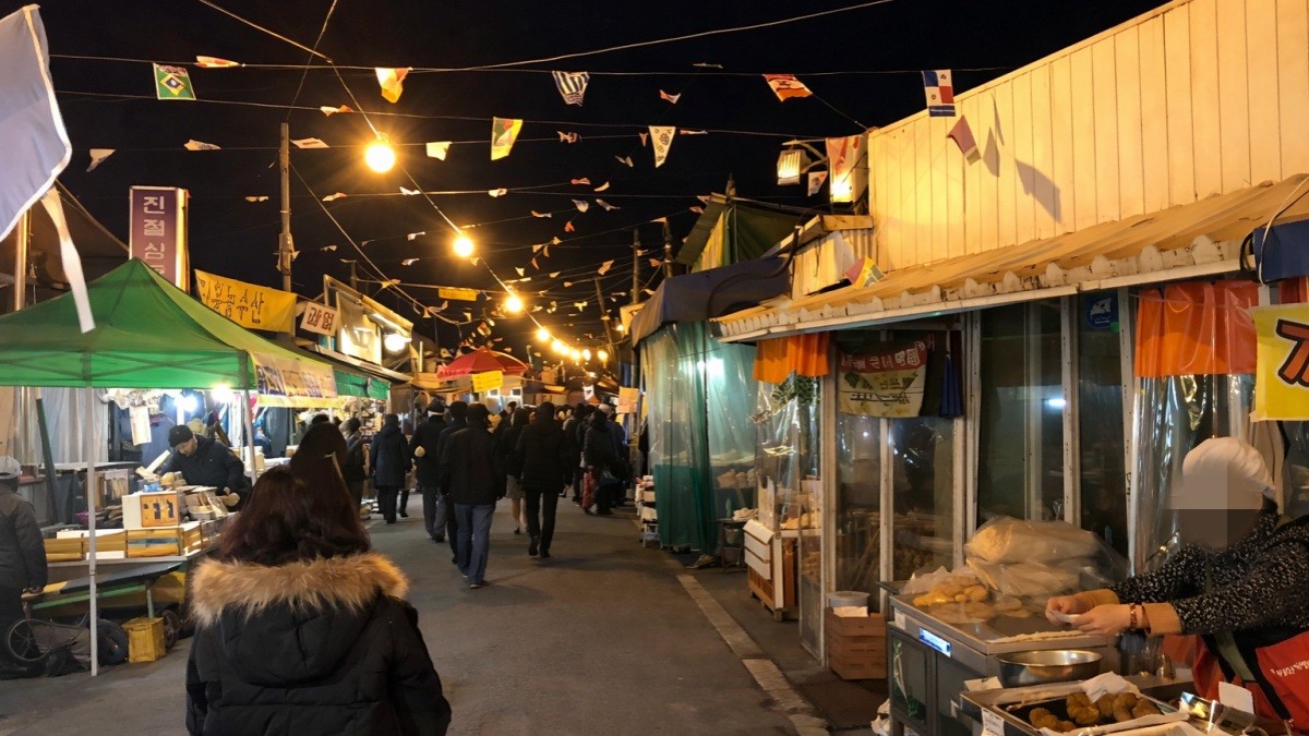 춘천 번개시장. / 춘천시 공식 블로그, AI