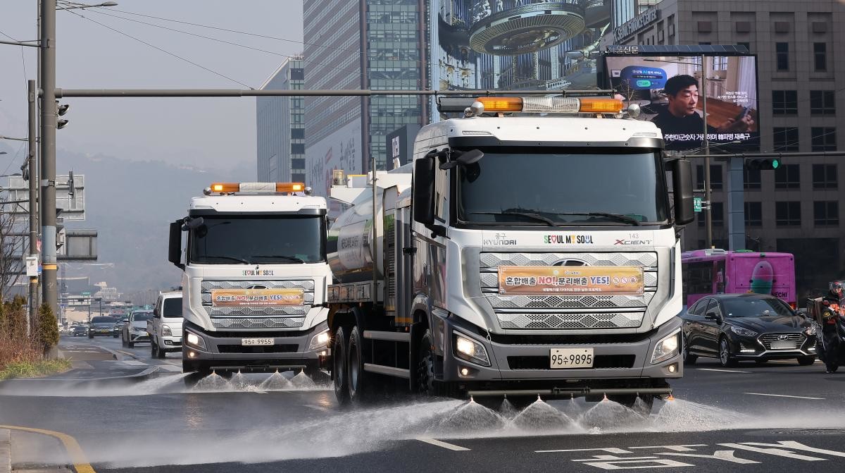 초미세먼지 재난위기경보에 도심 물청소. 자료사진. / 뉴스1