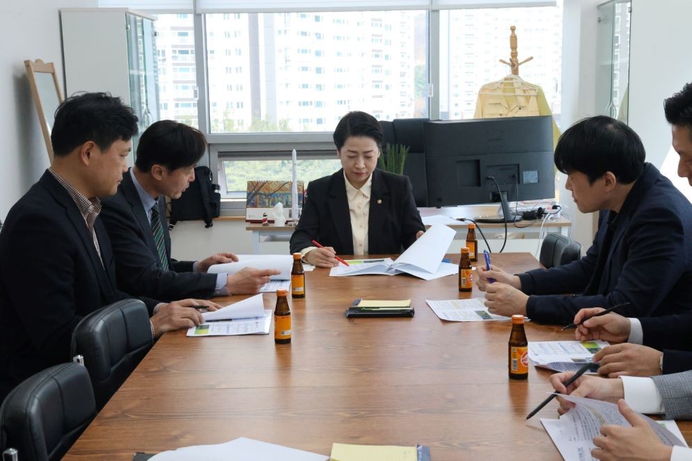 NST로부터 SBM 사업 보고 받는 황정아 의원 / 의원실 제공