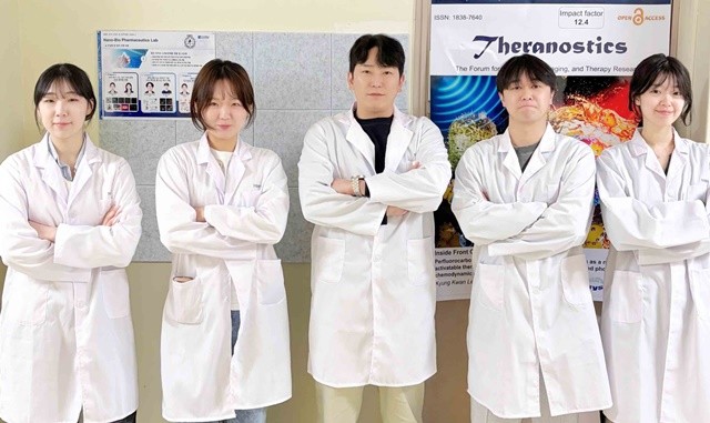 차세대 골질환 진단 기술 개발 연구를 수행 중인 조선대학교 이경관 교수(가운데)와 연구팀 랩원들