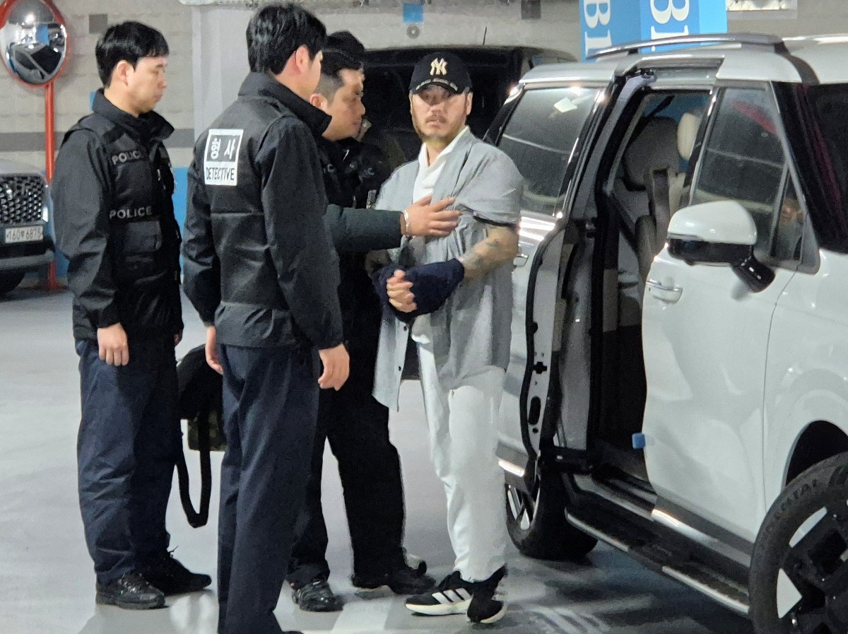 필리핀에서 복역 중이던 이른바 '마약왕' 박왕열(48)이 지난 25일 한국으로 송환된 뒤 관할 수사 기관인 의정부 경기북부경찰청으로 이송되고 있다.  / 뉴스1