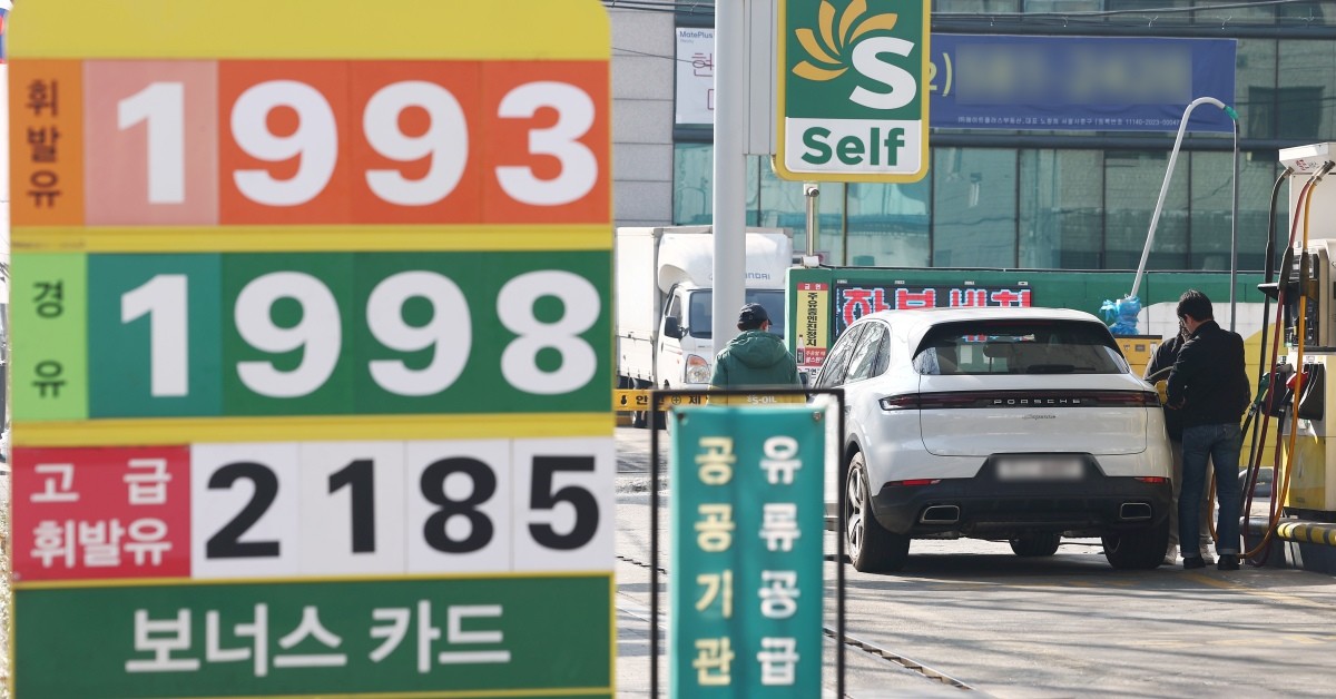 시내 한 주유소에서 시민이 주유를 하고 있다. 기사의 이해를 돕기 위한 사진 / 뉴스1