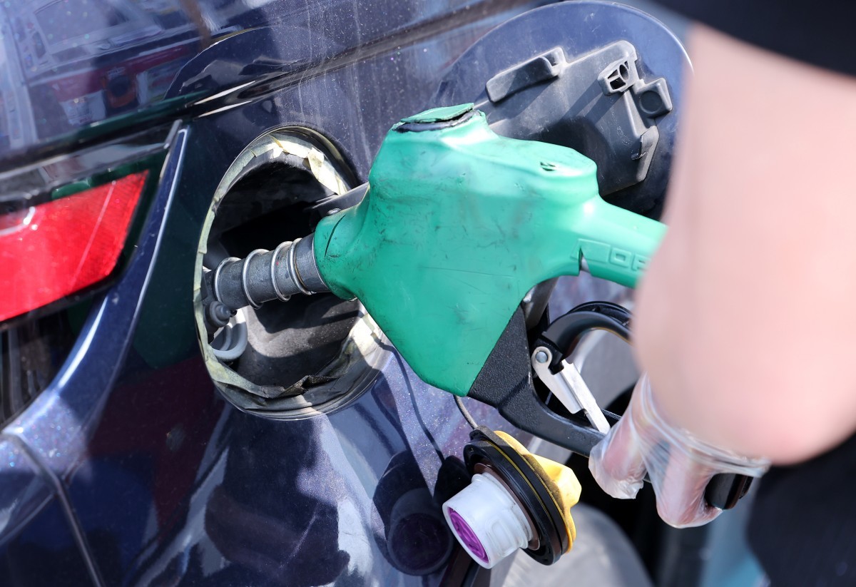 주유소에서 시민들이 주유를 하고 있다. / 뉴스1