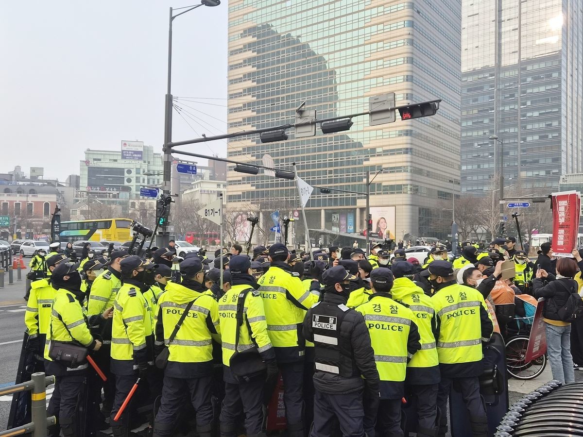 전국장애인차별철폐연대(전장연)가 27일 출근길 서울 종로구 광화문 버스 승강장에서 '버스 탑승 시위'를 벌여 승강장이 마비됐다.     경찰은 '차량 운행에 상당한 지장을 초래하는 만큼 법에 따라 이격 조치를 하겠다'라고 경고 방송을 한 뒤 전장연 회원들을 물리적으로 끌어낸 것으로 전해졌다.    / 연합뉴스