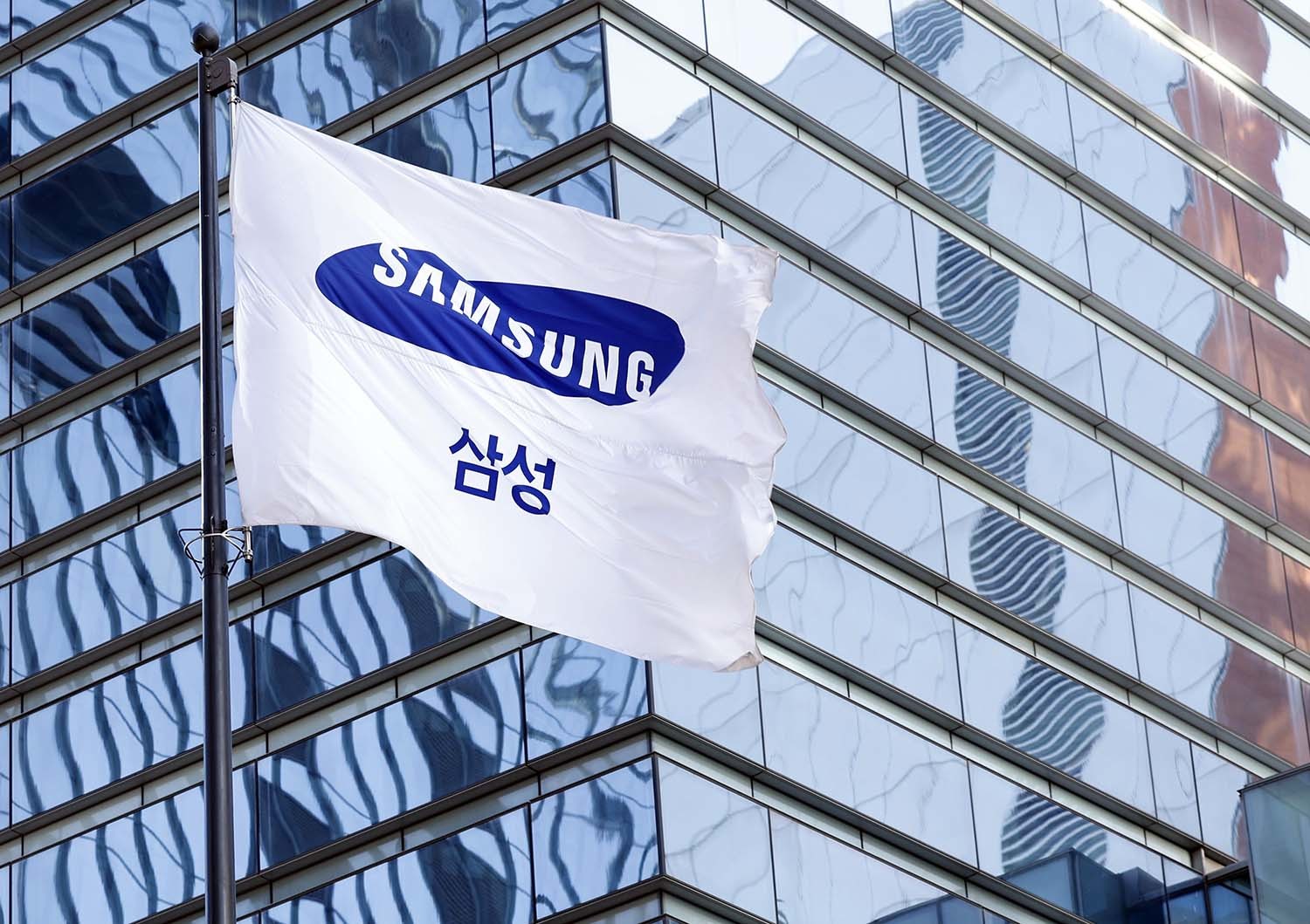 삼성전자 서초사옥 게양대에 걸린 회사 깃발이 바람에 휘날리고 있다. / 뉴스1