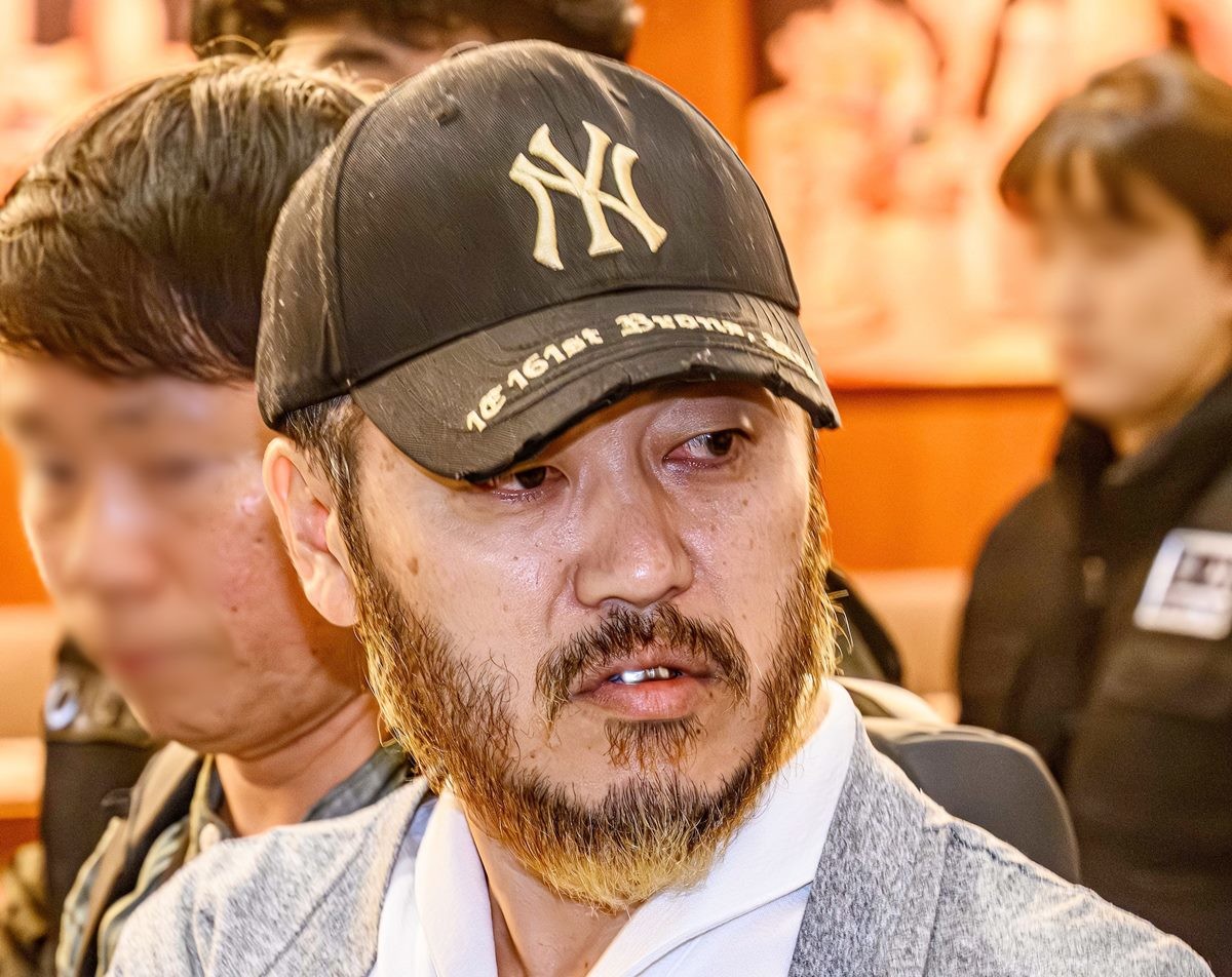 '텔레그램 마약왕’ 박왕열이 25일 오전 인천국제공항 제2터미널을 통해 국내로 송환되던 중 손짓하고 있다. 자료 사진. 경기북부경찰청 광역범죄수사대는 박왕열에 대한 소변 간이시약 검사 결과를 27일 발표했다. 경찰에 따르면 박왕열은 해당 검사에서 필로폰 양성 반응이 나왔고 조사 과정에서 박왕열이 필로폰 투약 혐의를 인정했다. 경찰은 국립과학수사연구원(국과수)에 정밀감정을 의뢰했다. / 뉴스1