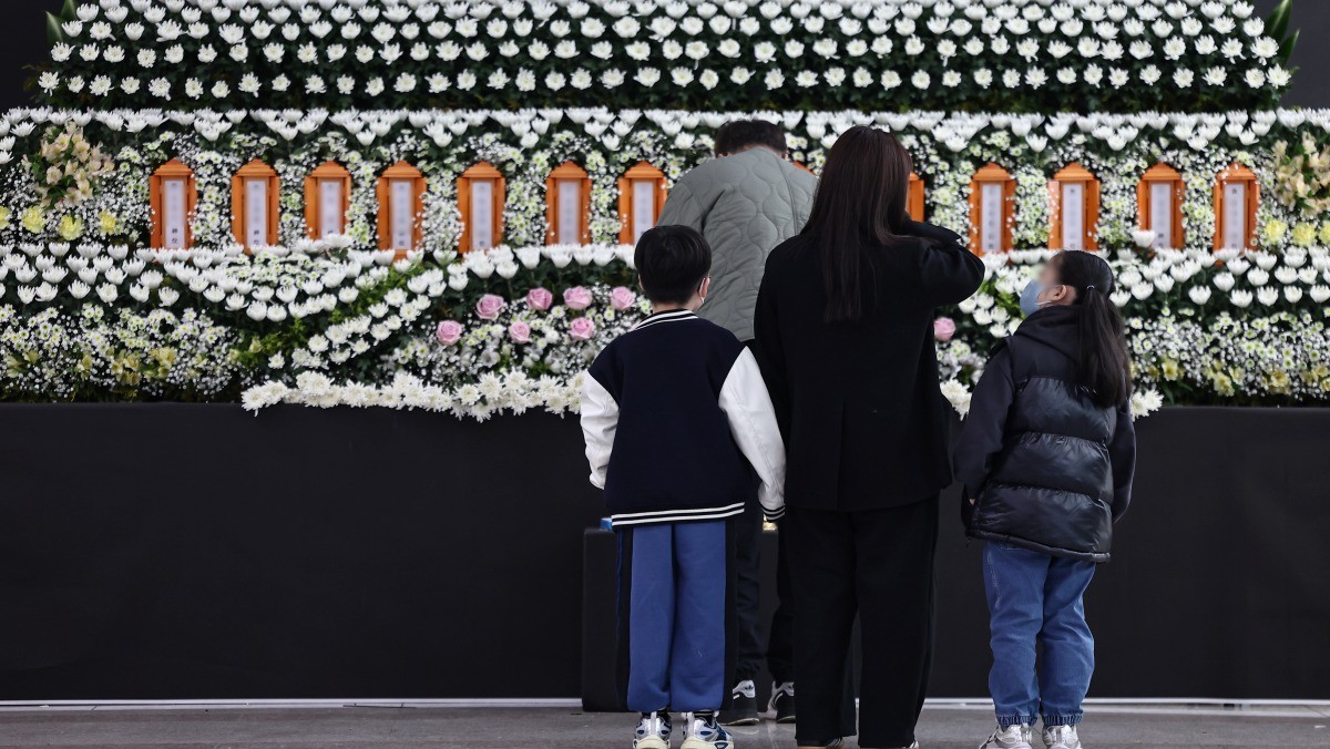 지난 22일 대전시청에 마련된 대전 안전공업 화재 희생자 합동분향소에서 시민들이 조문을 하고 있다. / 뉴스1