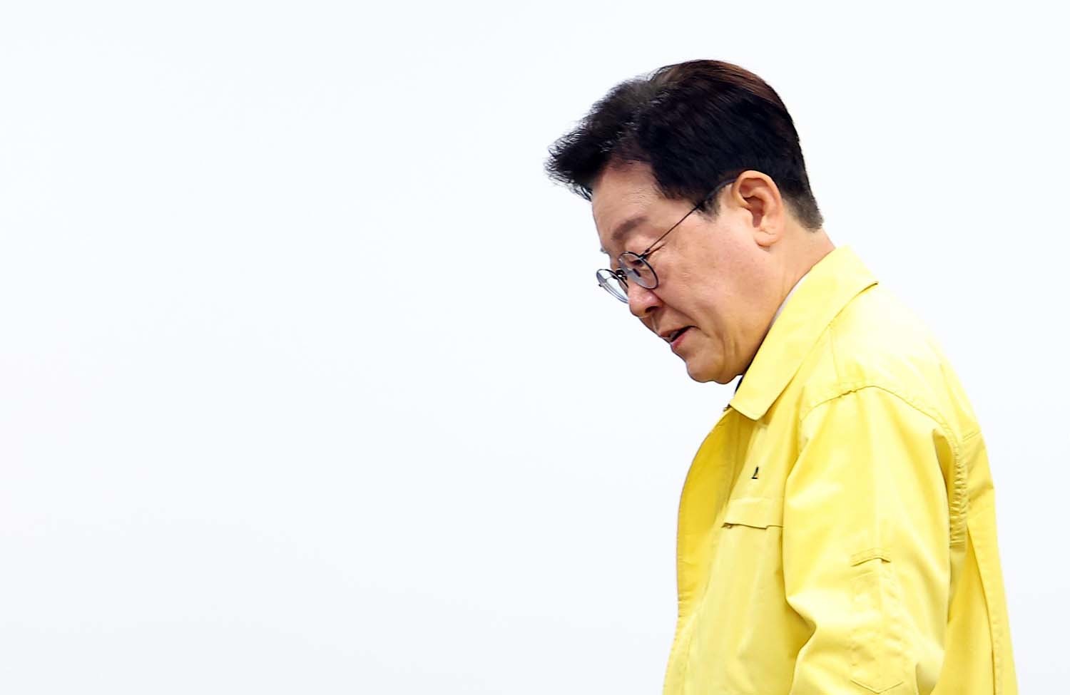 이재명 대통령이 26일 충남 서산 석유공사 비축기지에서 열린 현장간담회에 입장하고 있다. / 뉴스1