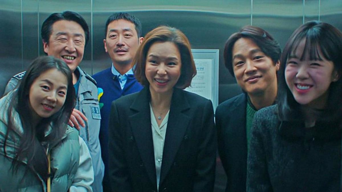 쟁쟁한 캐스팅의 '윗집 사람들'. 작품 속 장면 중 하나. / 넷플릭스