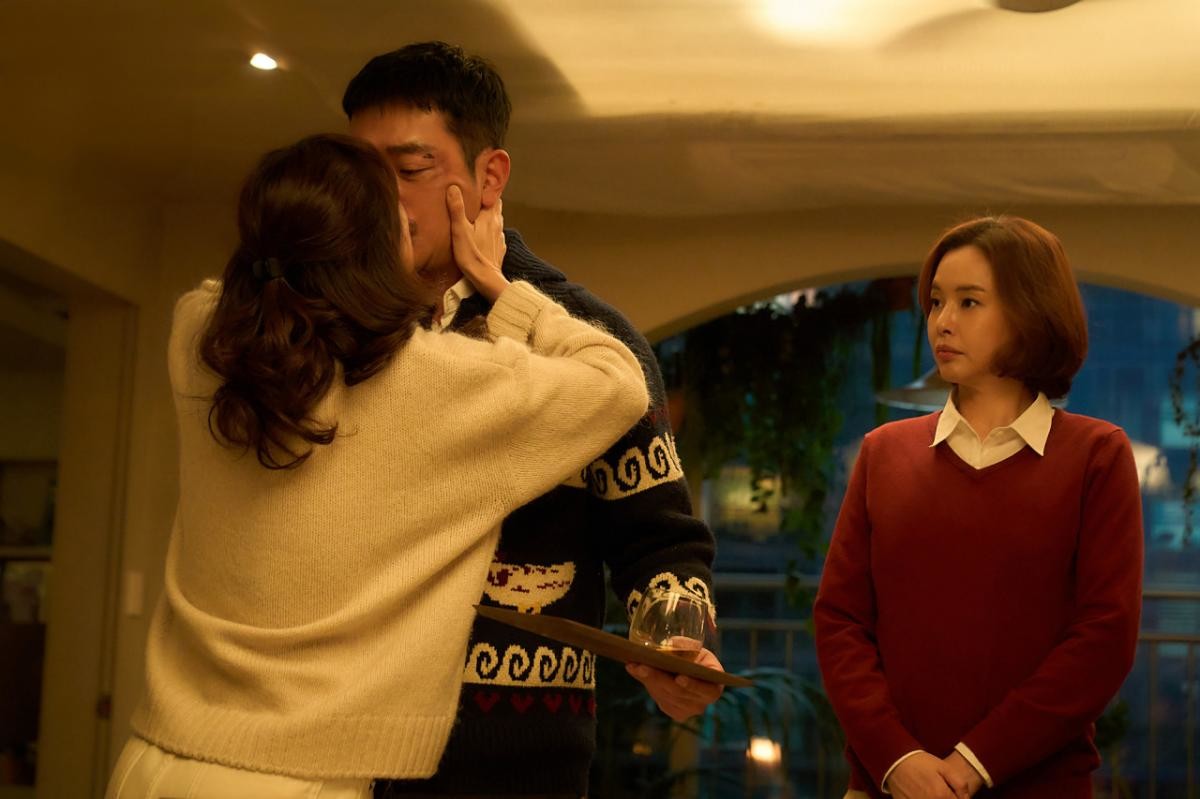 청불 영화 '윗집 사람들' 스틸컷. / 바이포엠스튜디오 제공