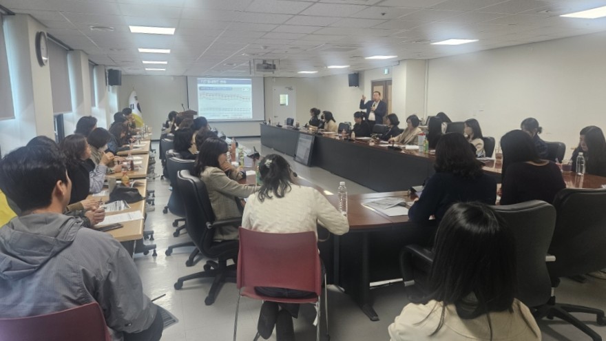 지난 24일 동아대학교 교육학과 오성배 교수가 '최신 다문화교육 정책의 이해와 운영 방향'을 주제로 특강을 진행하고 있다 / 사진=대전시교육청