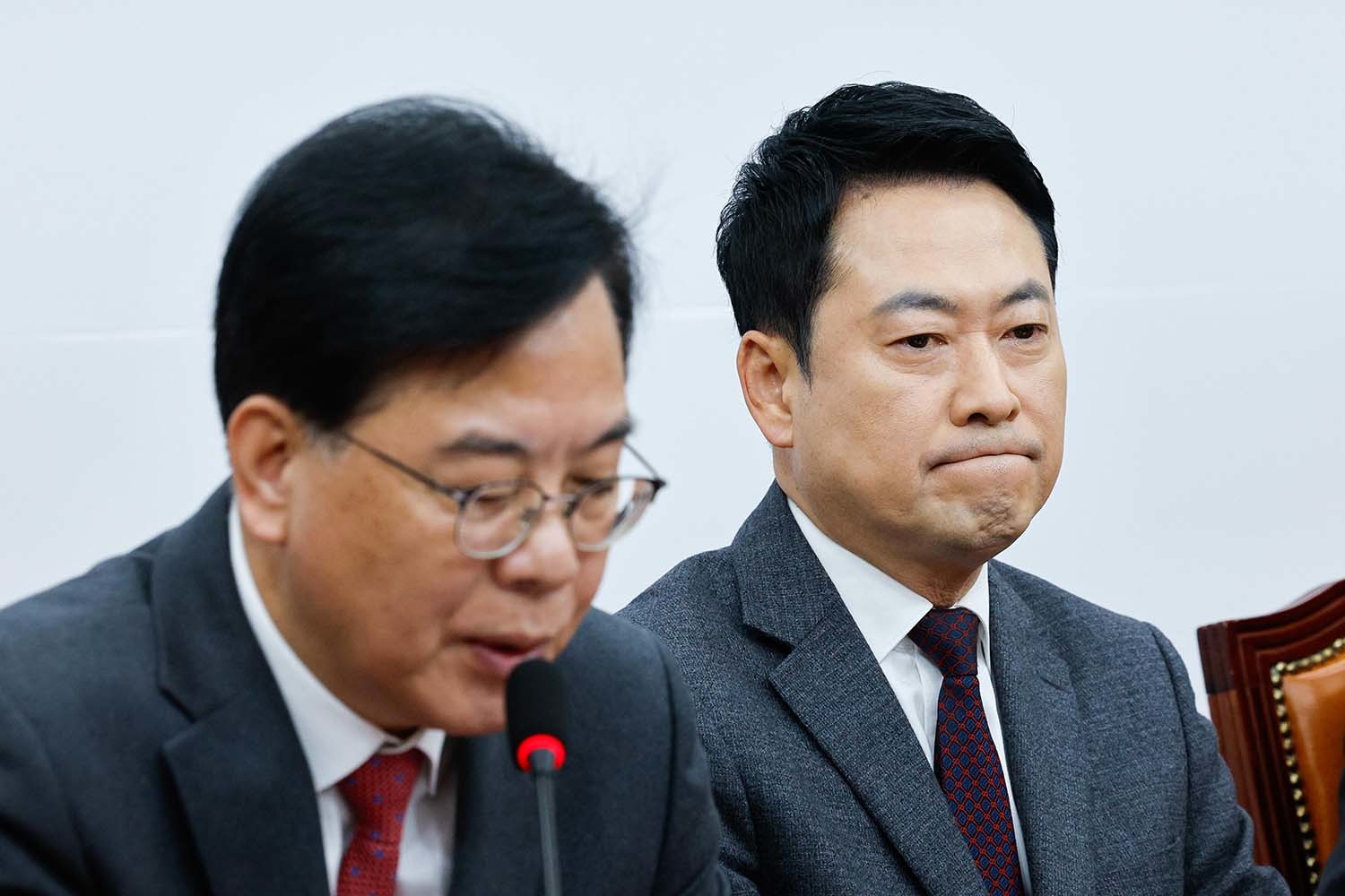 장동혁 국민의힘 대표가 26일 오전 서울 여의도 국회에서 열린 최고위원회의에 참석해 송언석 원내대표 발언을 듣고 있다. /뉴스1