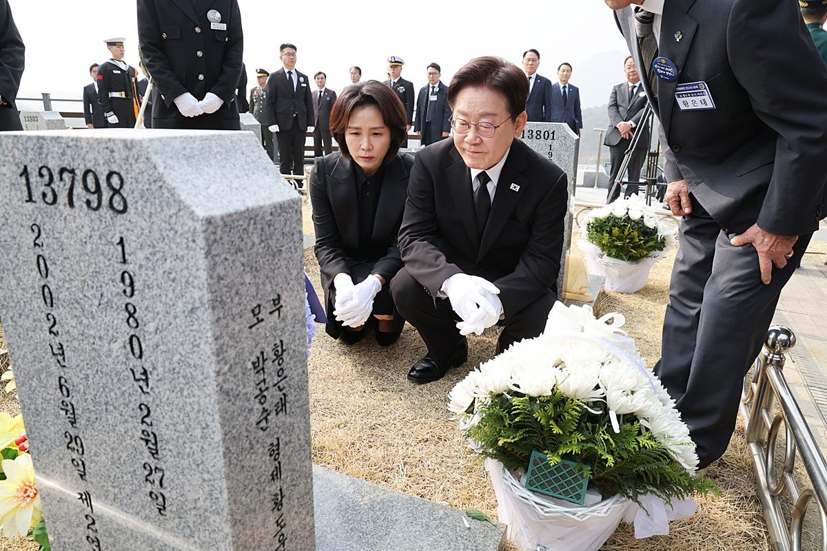이재명 대통령과 김혜경 여사가 27일 대전 국립대전현충원 제2연평해전 및 연평도 포격전 묘역에서 참배하고 있다. 서해수호의 날 기념식은 서해를 지키다 숨진 제2연평해전과 천안함 피격, 연평도 포격 사건 전사자 등 '서해 55 영웅'을 기리는 행사다. / 뉴스1
