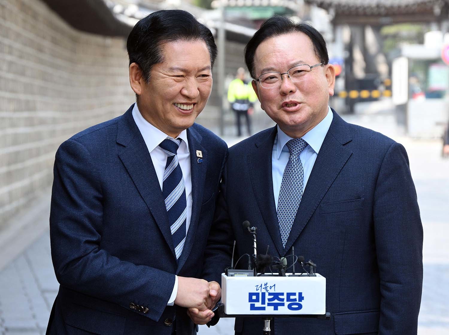 정청래 더불어민주당 대표와 김부겸 전 국무총리가 26일 서울 중구 달개비에서 회동을 마치고 취재진 질문에 답변하고 있다. / 뉴스1