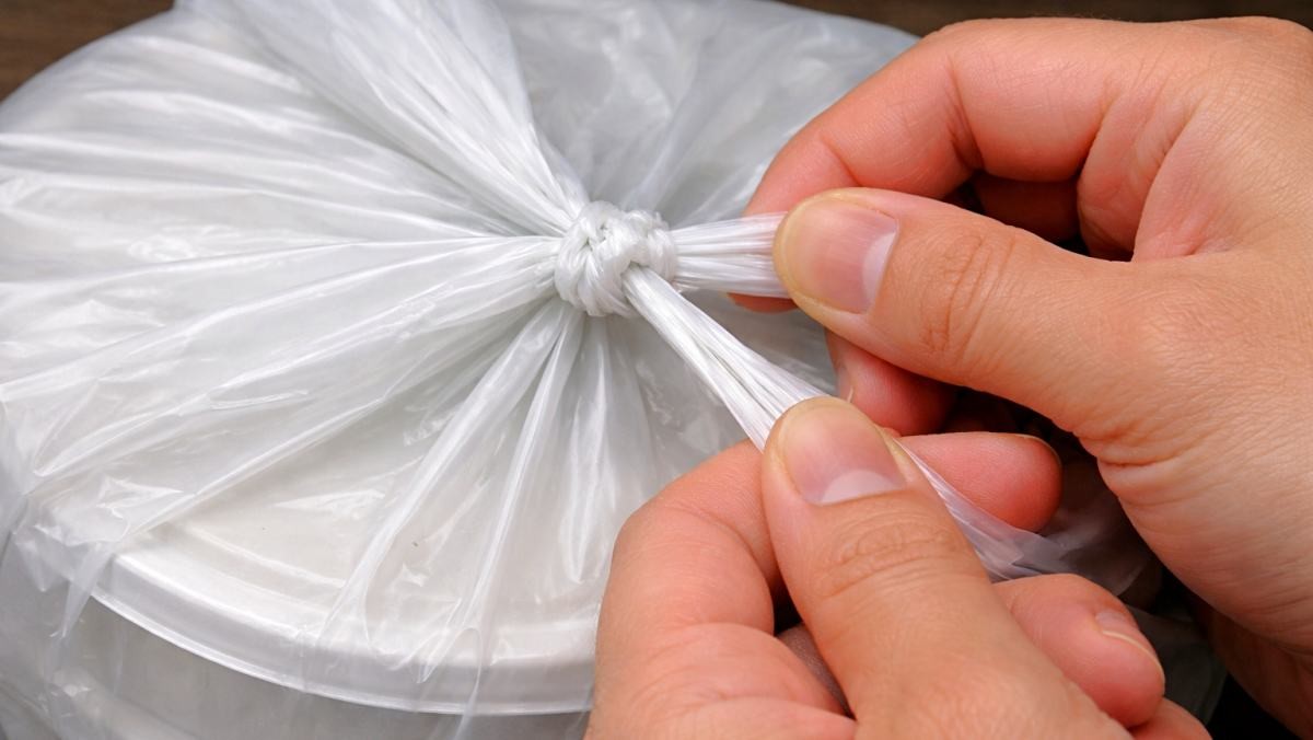 도저히 풀리지 않을 것 같은 꽉 묶인 비닐봉지 매듭. 기사 내용 토대로 AI툴 활용해 제작한 자료사진.