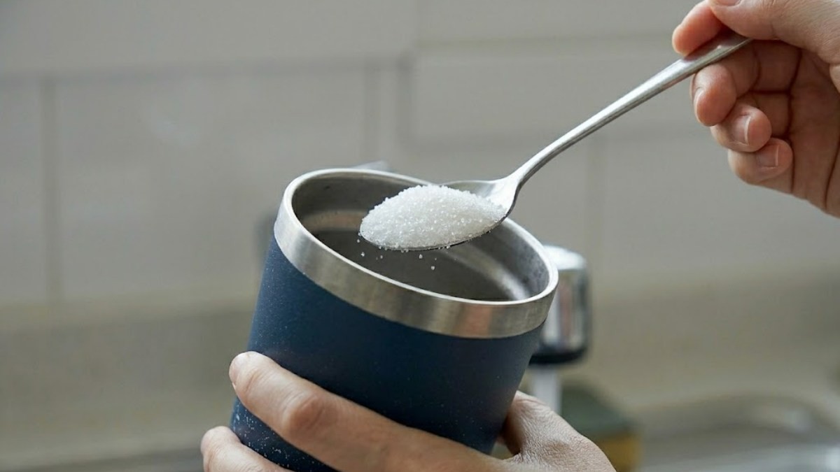 텀블러를 세척하는 모습 / 기사 내용을 바탕으로 제작한 AI 이미지