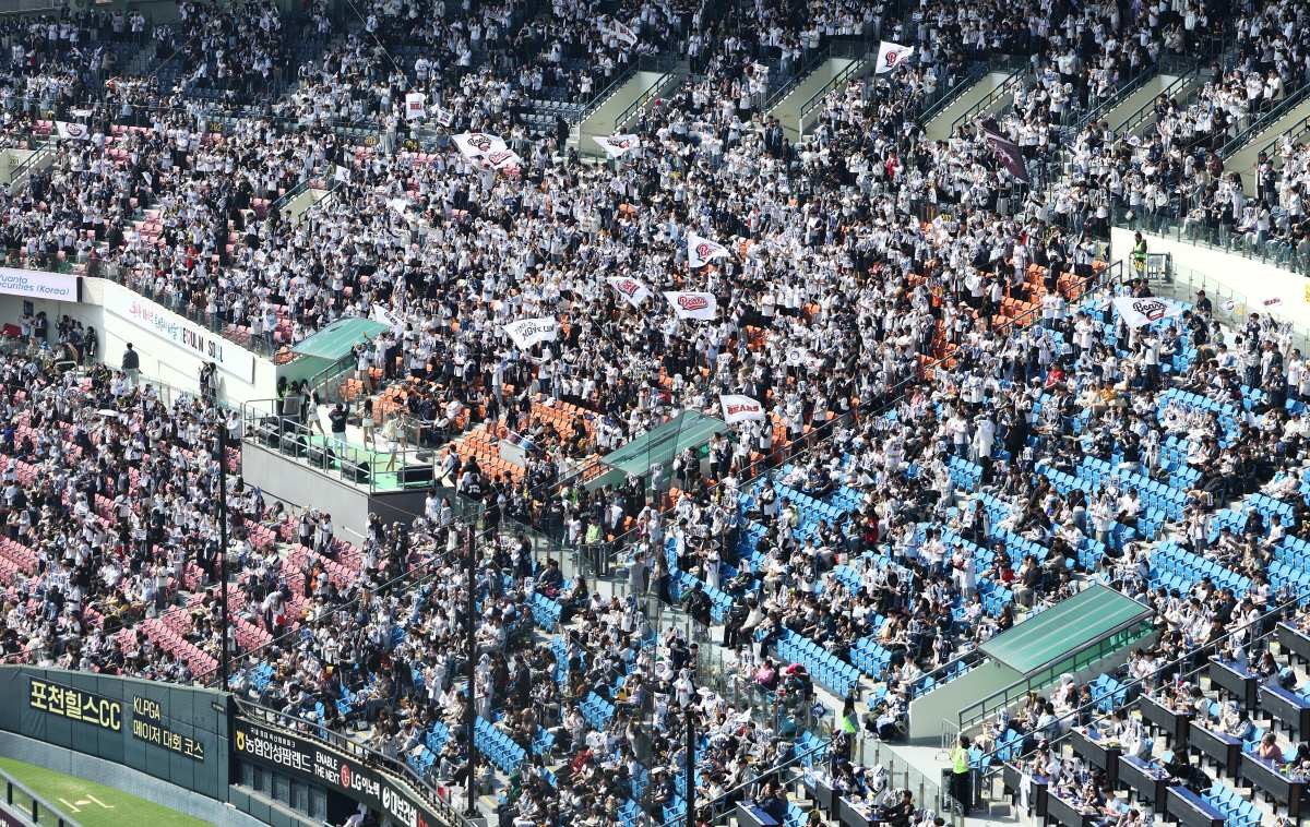 지난 22일 오후 서울 송파구 잠실야구장에서 열린 2026 신한 SOL KBO리그 두산 베어스와 KIA 타이거즈의 시범경기에서 팬들이 열띤 응원을 펼치고 있다. 이날 경기는 2만3285석이 매진됐다. / 뉴스1