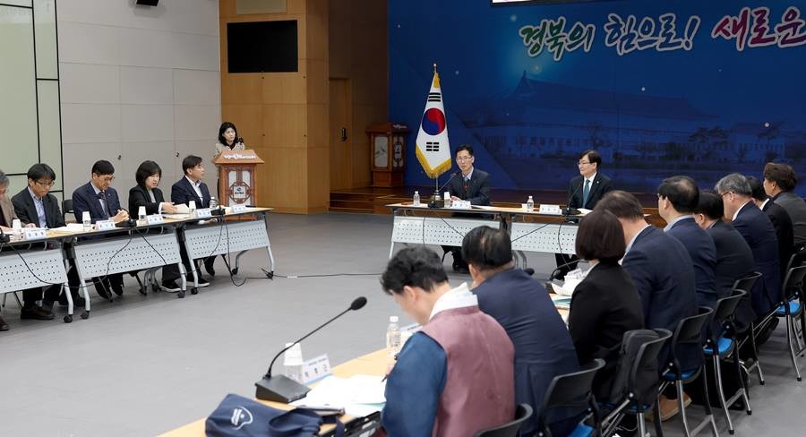 경상북도는 3월 27일 도청 화백당에서 경국대, 공공기관 등과 함께 경국대 공공형대학 성공을 위해 ‘행정부지사-공공기관 기관장 간담회’를 개최했다./경북도