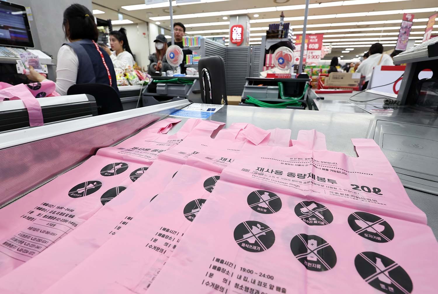 중동 상황이 장기화되면서 비닐과 플라스틱 원료가 되는 나프타 등 석유화학 제품 수급에 비상이 걸리자 정부는 종량제 봉투를 '핵심 관리 품목’으로 지정하고 지자체와 합동 상황반을 구성해 수급 상황을 상시 점검하겠다고 26일 밝혔다. 사진은 26일 서울 시내 한 대형마트에서 판매중인 종량제 봉투. / 뉴스1