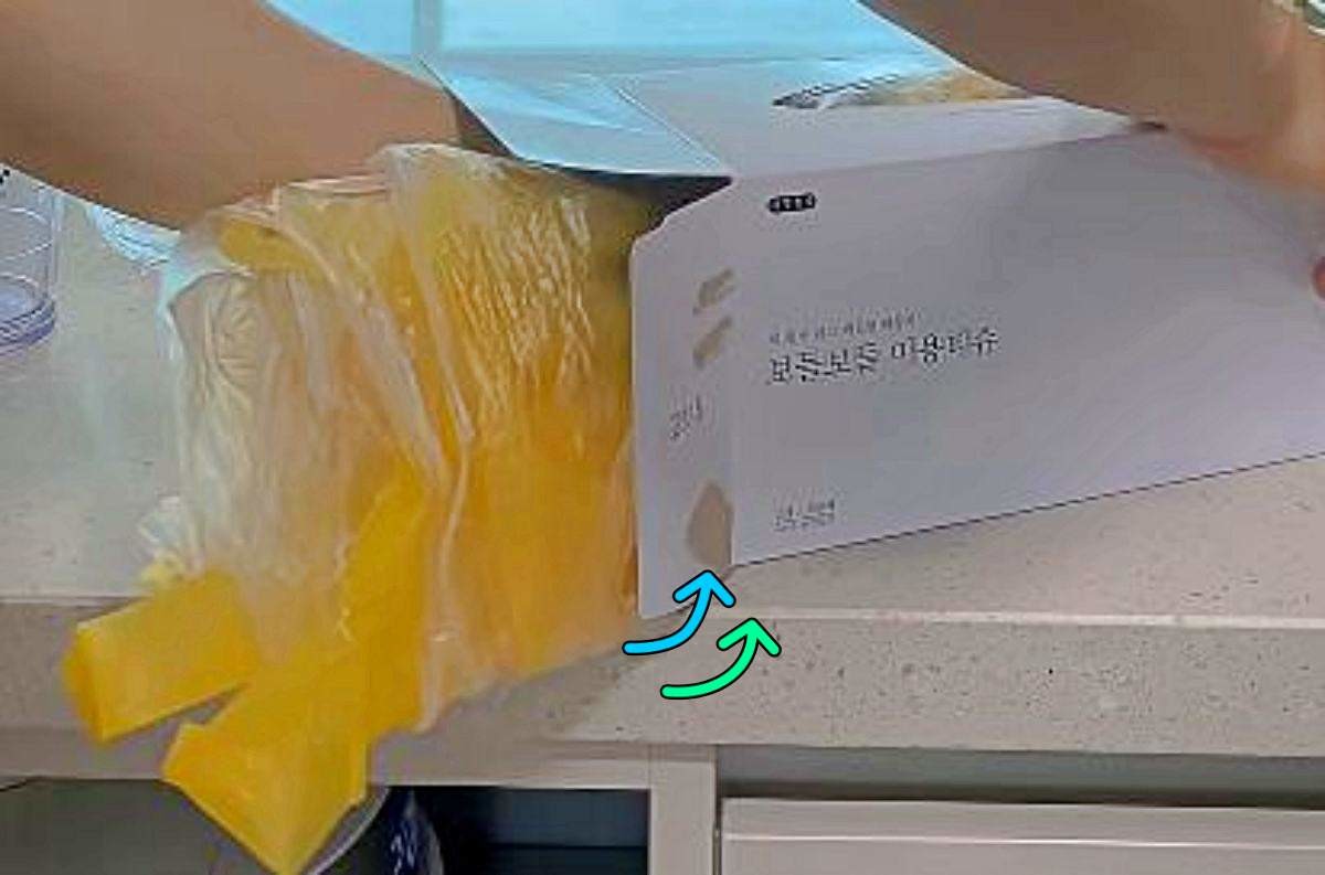 페트병 통해 납작하게 압축된 비닐 뭉치들을 안 쓰는 빈 티슈 케이스 안으로 옮겨 담기. 유튜브 채널 '살림로그_살림을 기록하다.' 자료 토대로 제작한 이미지.