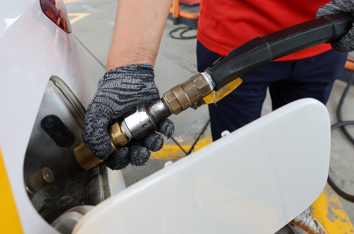 LPG 충전소에서 차량이 충전하는 모습. / 뉴스1