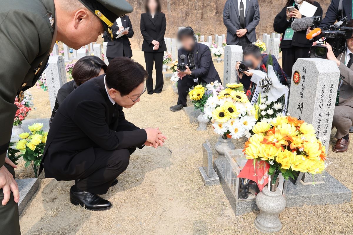 이재명 대통령과 김혜경 여사가 27일 대전 국립대전현충원에서 고(故) 채 상병 묘역을 참배하고 있다. / 뉴스1