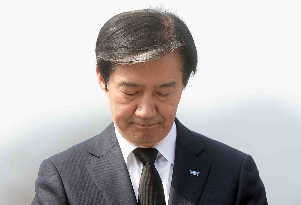 조국 조국혁신당 대표가 27일 경남 김해 진영읍 봉하마을을 찾아 고 노무현 전 대통령 묘역을 참배했다.     이날 조국 대표는 묘역 방명록에 '대통령님의 유지 검찰개혁을 위한 큰 매듭이 지어졌다'라며 '대통령님의 남은 유지 '진보의 미래' 구현을 위해 직진하겠다'라고 적었다.    / 연합뉴스