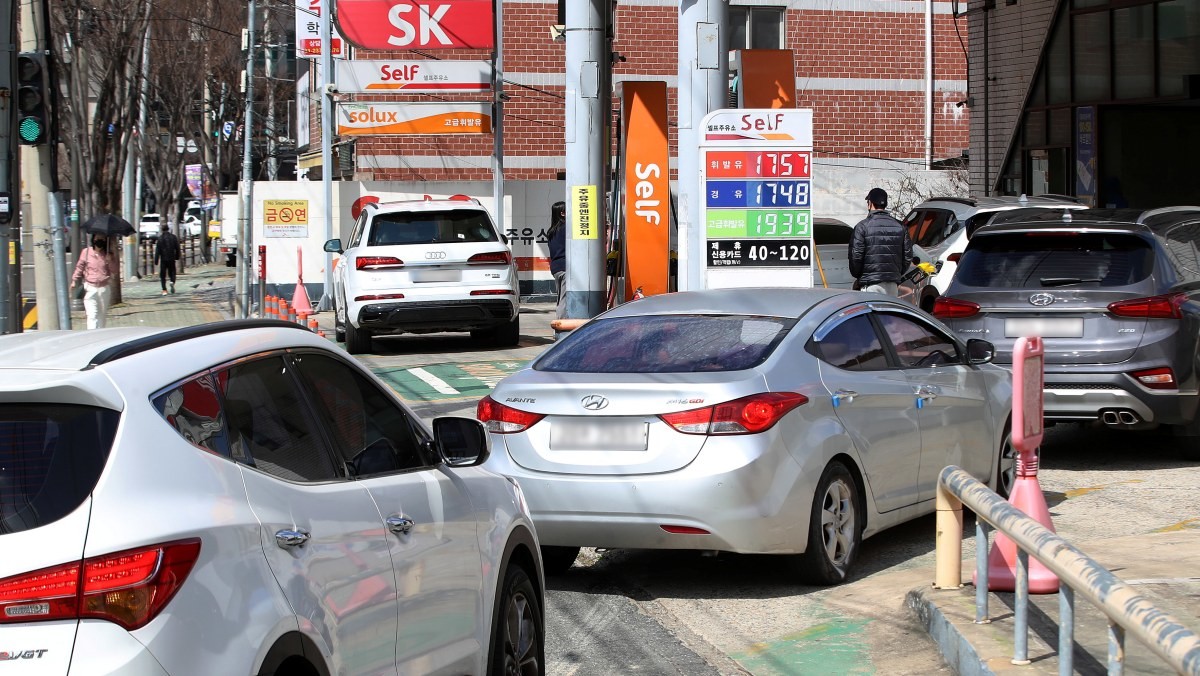 차량들이 주유를 하기 위해 줄지어 대기하고 있다. / 뉴스1