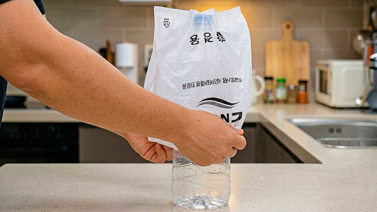 '비닐봉지, 일단 제발 그냥 페트병에 씌워보세요!' 기사 내용 토대로 AI툴 활용해 제작한 자료사진.