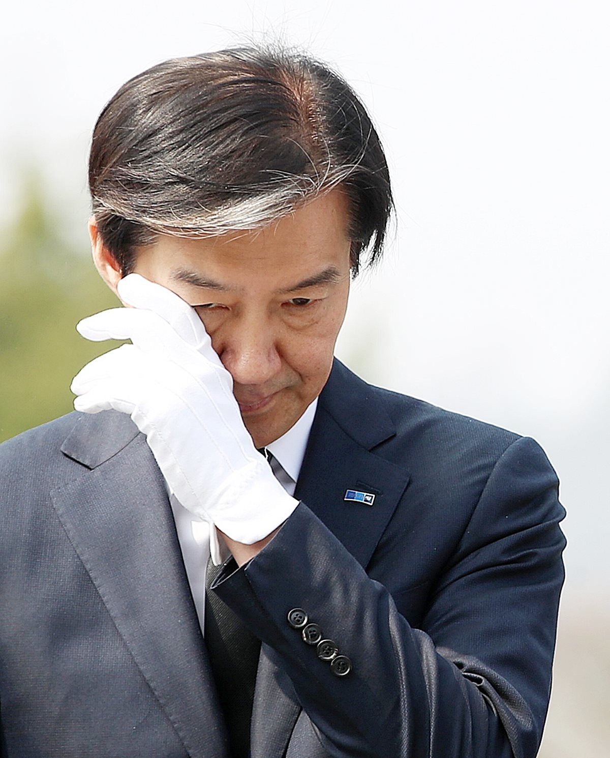 조국 조국혁신당 대표가 27일 경남 김해 진영읍 봉하마을을 찾아 고 노무현 전 대통령 묘역을 참배하며 눈물을 닦고 있다. / 뉴스1