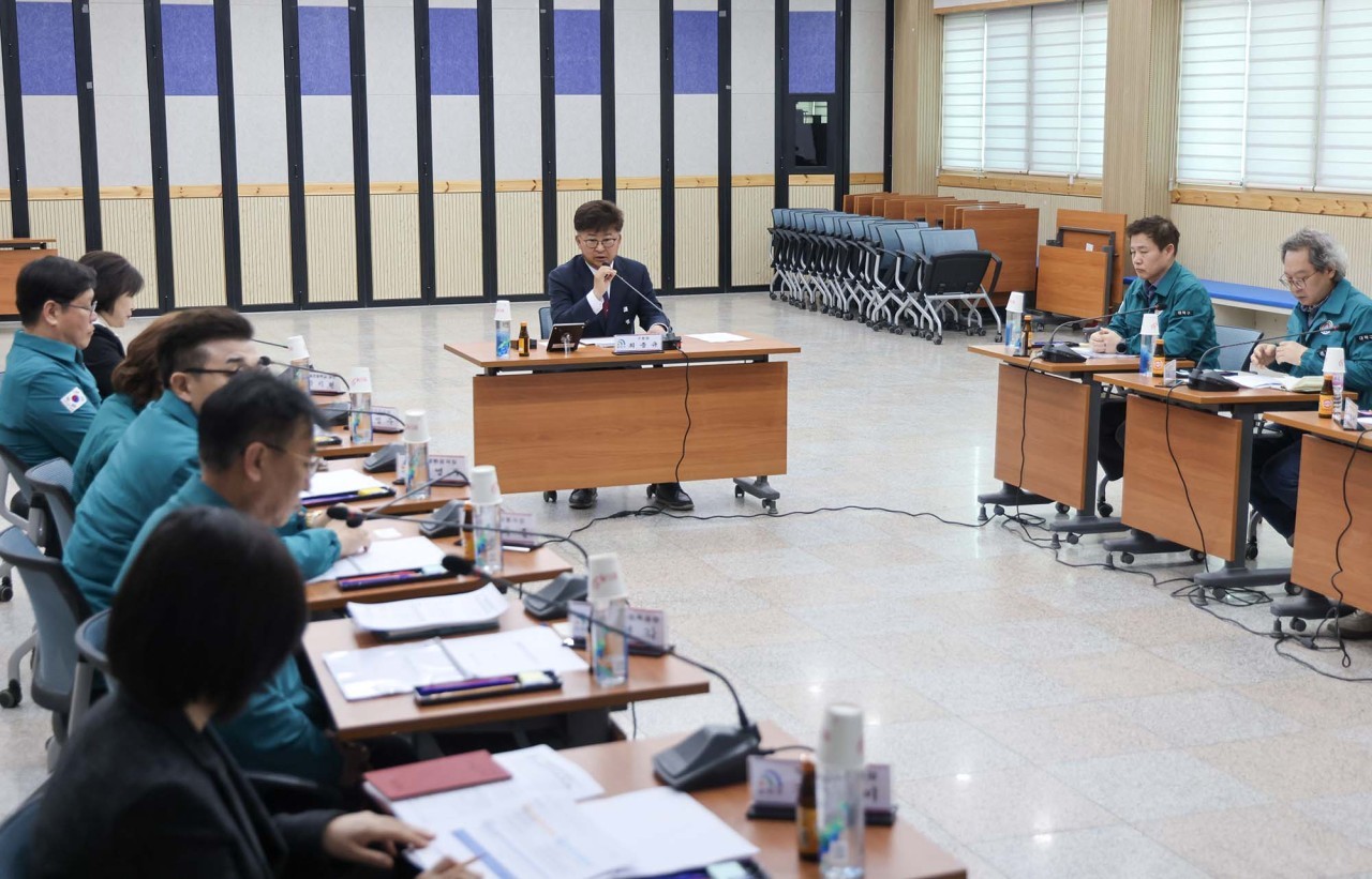 최충규 대덕구청장과 대덕구 간부공무원 및 관계자들이 27일 구청 대회의실에서 새일복합문화센터 건립을 위해 건축기획 용역 착수보고회를 진행하고 있다 / 사진=대전 대덕구