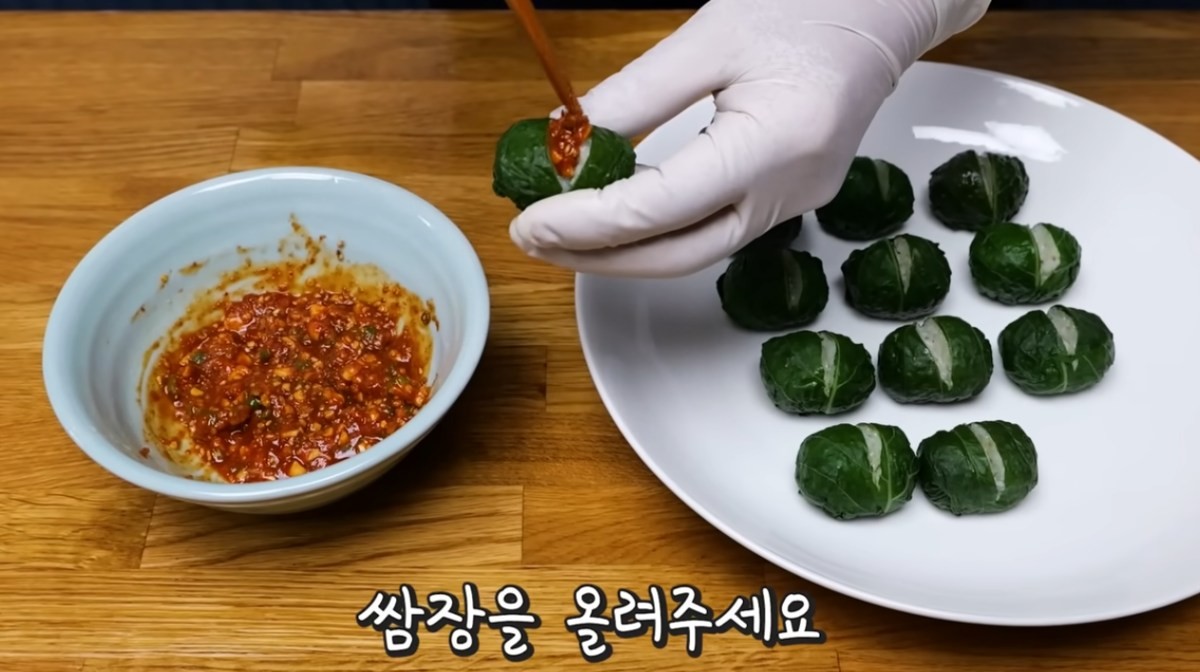 주먹밥을 만드는 모습 / 유튜브 '김대석 셰프TV'