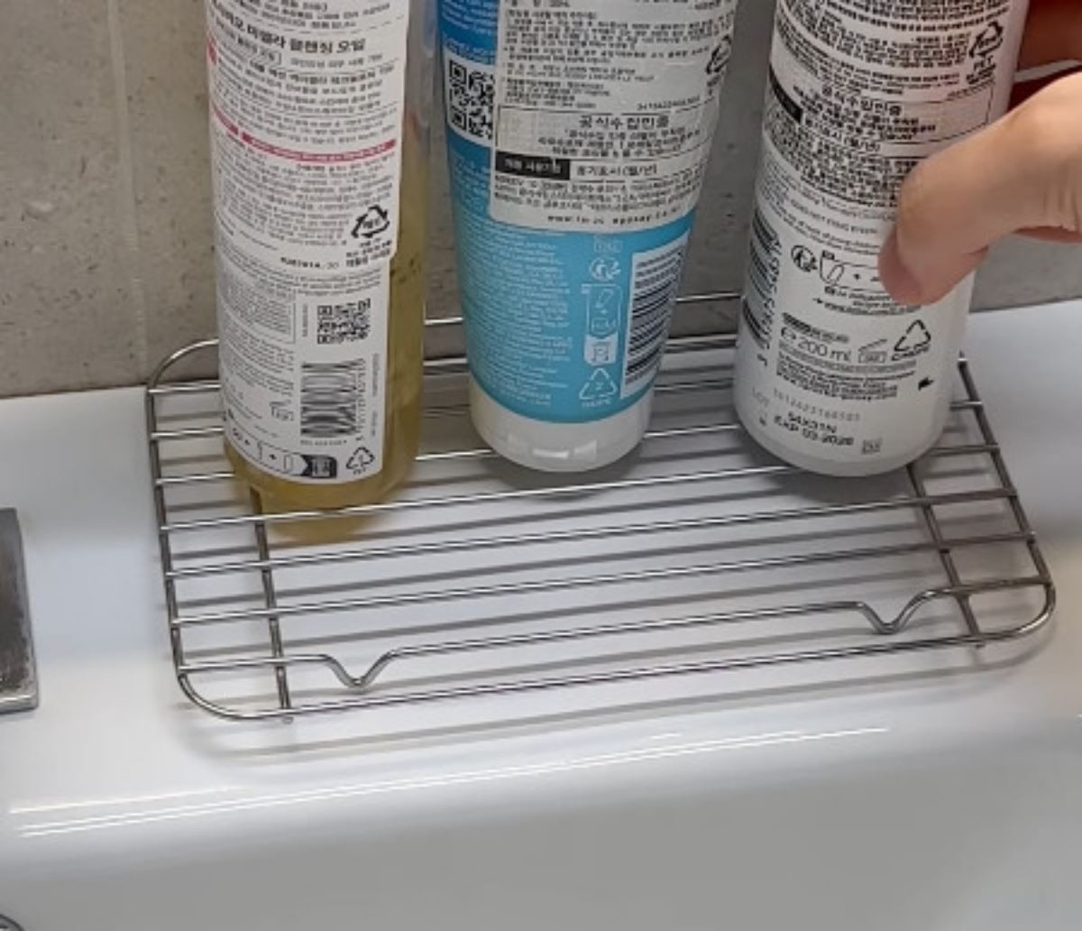 튀김망을 화장실 세면대에 두는 꿀팁. / 유튜브 '리빙핸'