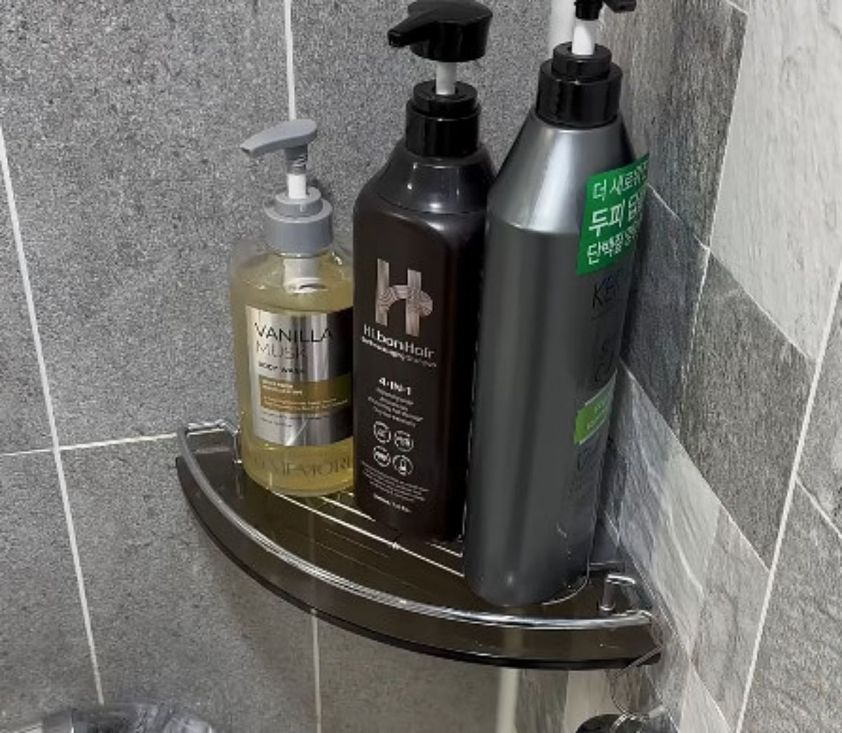 욕실 다양한 공간에서 활용할 수 있는 튀김망 꿀팁. / 유튜브 '살림로그_살림을 기록하다.'