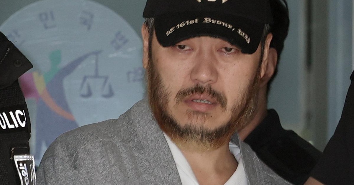 '마약왕' 박왕열(48)이 27일 경기 의정부시 의정부지방법원에서 열린 구속 전 피의자심문(영장실질심사)을 마친 후 법정을 나서고 있다. / 뉴스1