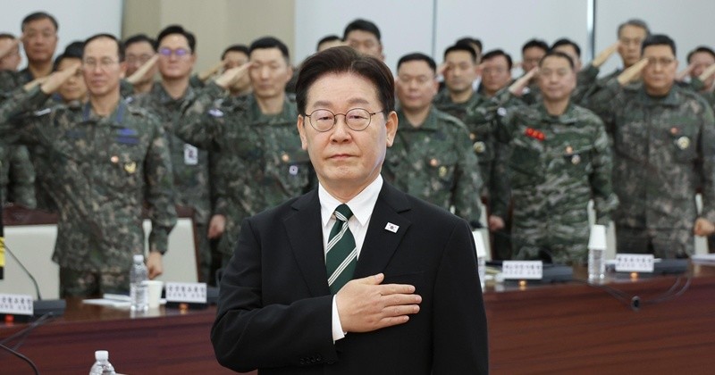 이재명 대통령이 27일 서울 용산구 국방부에서 열린 전군 주요 지휘관 회의에서 국민의례를 하고 있다. / 뉴스1