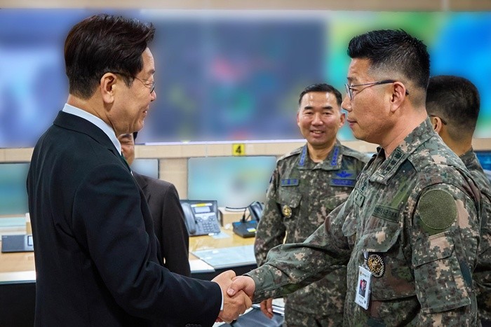 이재명 대통령이 27일 서울 용산구 국방부에서 열린 전군 주요 지휘관 회의를 마친 뒤 지휘통제실을 찾아 조성현 대령과 악수하고 있다. 이 대통령은 12.3 내란당시 수도방위사령부 제1경비단장으로 '서강대교를 넘지 말라'고 지시한 조성현 대령과 만나 악수를 나누며 “한 번 보고싶었다”고 말했다. / 뉴스1