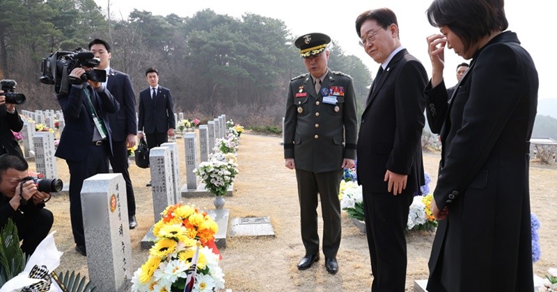 이재명 대통령과 김혜경 여사가 27일 대전 국립대전현충원에서 고 채수근 상병 묘역을 참배하고 있다. / 뉴스1